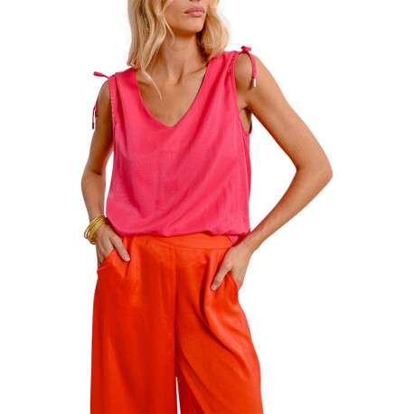 Top de couleur rose uni avec une coupe droite un col v et sans manches - Image 4