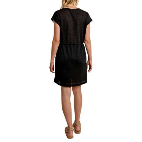 Robe courte noire maille piquée avec une coupe droite et un col v - Image 9