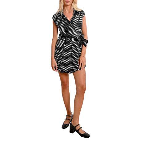 Combishort noir à pois avec une coupe droite et un col v à revers