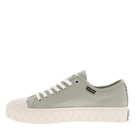 Tennis en toile basses vertes sauge avec des lacets plats blancs