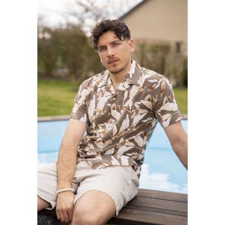 Chemise beige imprimé avec un col français et à manches courtes