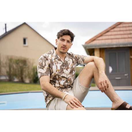 Chemise beige imprimé avec un col français et à manches courtes - Image 3