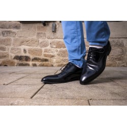 Chino en coton noir uni avec une coupe slim et un aspect satiné