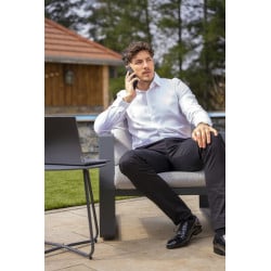 Chino en coton noir uni avec une coupe slim et un aspect satiné