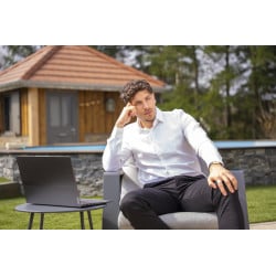Chino en coton noir uni avec une coupe slim et un aspect satiné