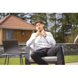 Chino en coton noir uni avec une coupe slim et un aspect satiné