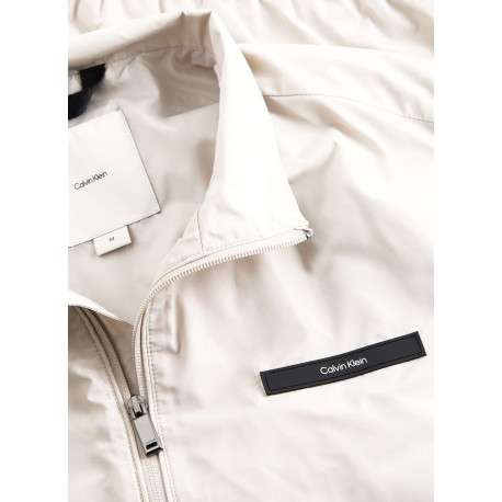 Veste blanche légère avec un aspect satiné un col montant et des poches - Image 3