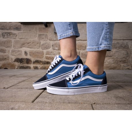 Jean en coton bleu légèrement délavé à coupe regular fit avec des revers