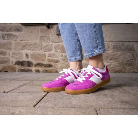 Tennis rose à semelle beige à talon plat et à lacets plats blancs avec étiquette - Image 2
