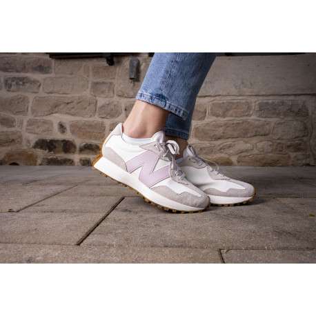 Baskets running en cuir blanches avec des détails roses et à semelle plate - Image 2