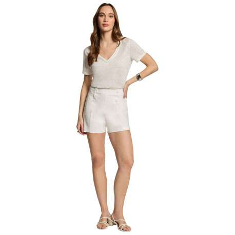 Short blanc uni à coupe droite avec des boutons décoratifs devant - Image 5
