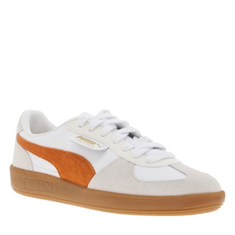 Tennis blanches et oranges avec des empiècements en daim et à lacets plats
