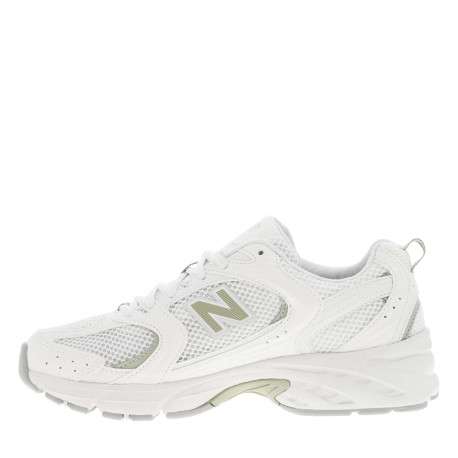 Baskets multisports blanches avec des détails verts sauge et des lacets plats