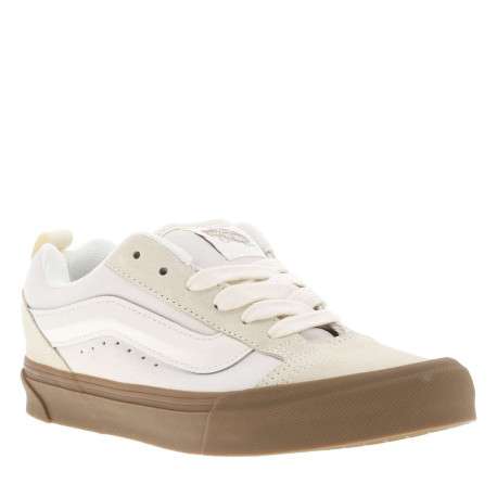 Baskets style skateur beiges en suède à semelle plate marron et à lacets plats - Image 3