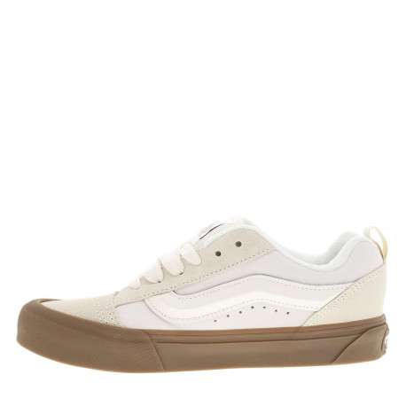 Baskets style skateur beiges en suède à semelle plate marron et à lacets plats