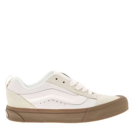 Baskets style skateur beiges en suède à semelle plate marron et à lacets plats - Image 2