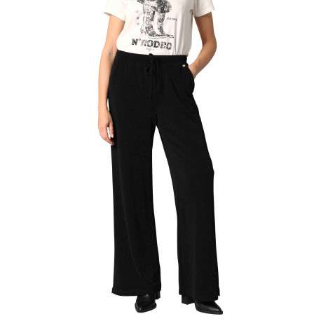 Pantalon noir uni avec deux poches plaquées et une coupe évasée