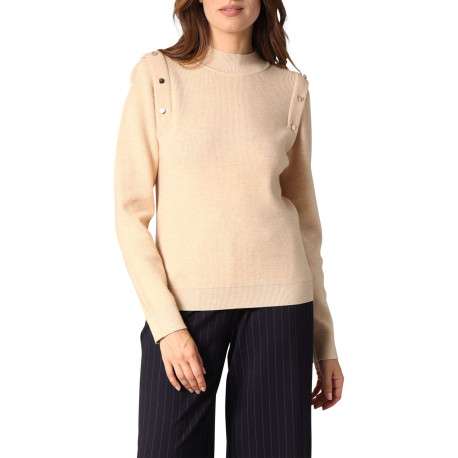 Pull beige uni en maille côtelée avec des boutons décoratifs et un col montant