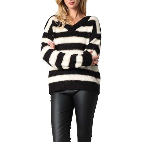 Pull rayé noir et blanc avec un col v et des manches longues