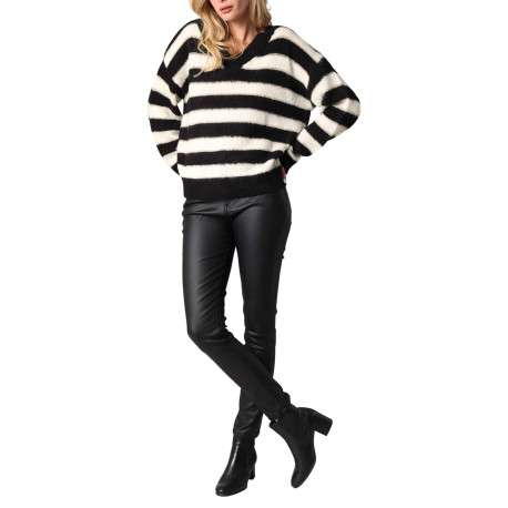 Pull rayé noir et blanc avec un col v et des manches longues - Image 4