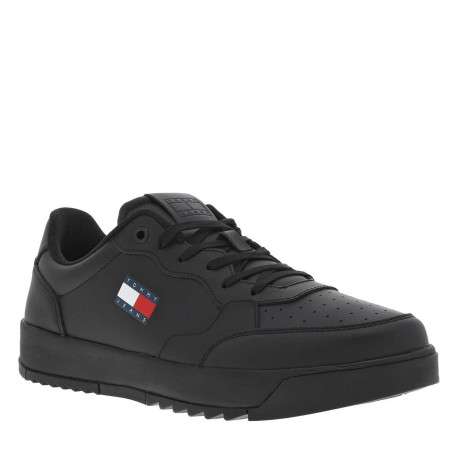 Baskets noires avec une fermeture à lacets et logos de la marque - Image 3