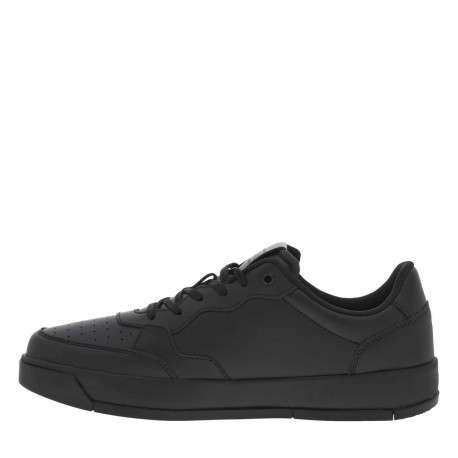 Baskets noires avec une fermeture à lacets et logos de la marque
