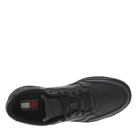 Baskets noires avec une fermeture à lacets et logos de la marque - Image 4