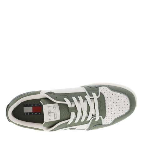 Baskets en cuir sauge avec une fermeture à lacets et logos de la marque - Image 4