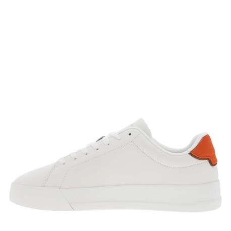 Baskets en cuir blanches avec lacets plats et empiècement en daim