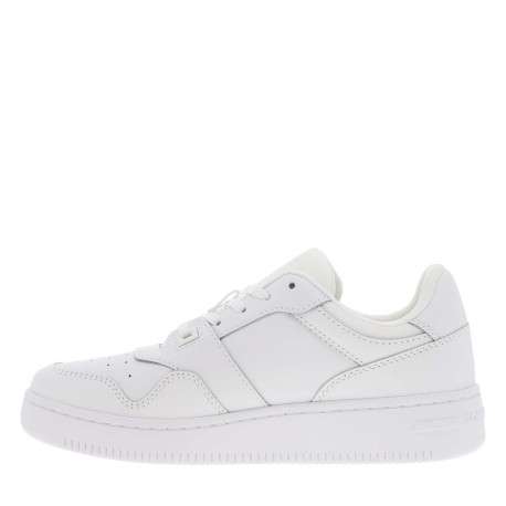 Sneakers blanches avec le logo sur le côté et des lacets plats