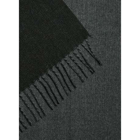 Écharpe bicolore noire et anthracite avec des franges aux extrémités - Image 3