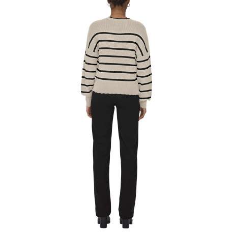 Pull ecru rayé avec une coupe droite à col rond et des manches longues - Image 4