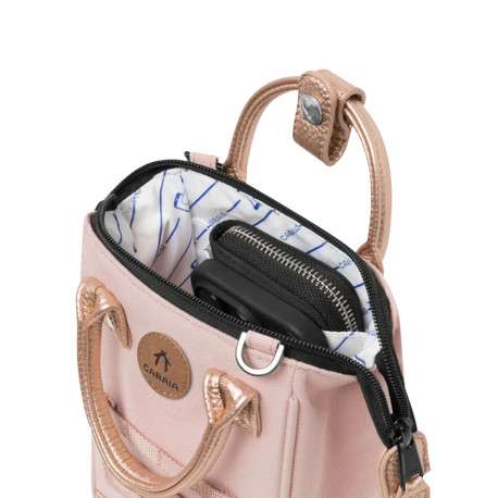 Mini sac à bandoulière rose uni zippé avec des détails roses gold satinés - Image 3