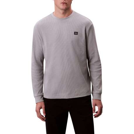 Pull gris clair uni texturé avec un petit patch brodé et à col rond