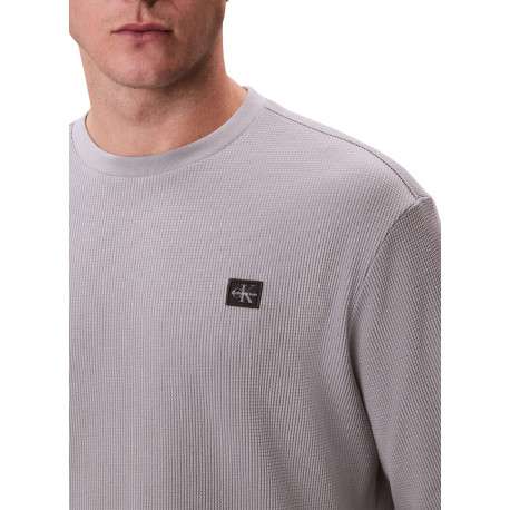 Pull gris clair uni texturé avec un petit patch brodé et à col rond - Image 3