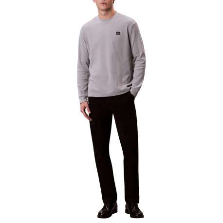 Pull gris clair uni texturé avec un petit patch brodé et à col rond - Image 4