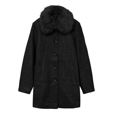 Manteau noir avec un col en fourrure et grande boutonnière à l'avant