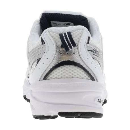 Baskets multisport 530 blanches avec multiples logos de la marques - Image 7