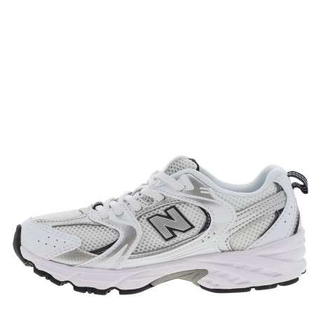 Baskets multisport 530 blanches avec multiples logos de la marques - Image 3