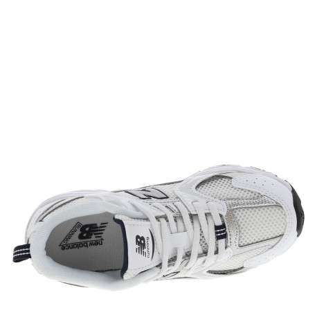 Baskets multisport 530 blanches avec multiples logos de la marques - Image 5