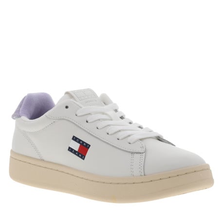 Tennis en cuir blanches avec semelle à talon plat et logos de la marque