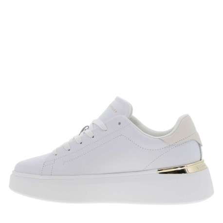 Tennis en cuir blanches avec semelle à talon plat et logos dorés