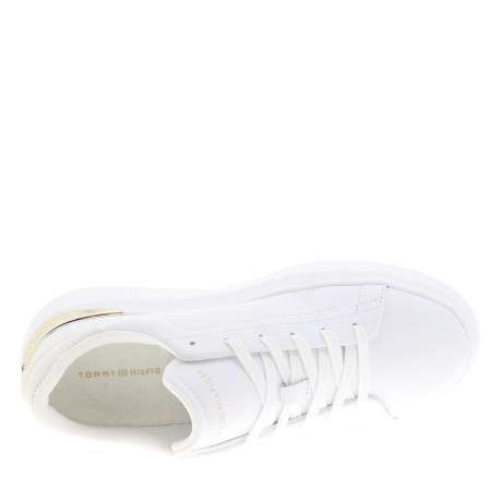 Tennis en cuir blanches avec semelle à talon plat et logos dorés - Image 4