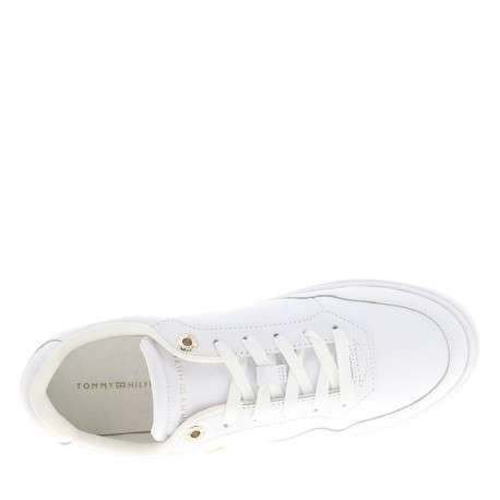 Tennis en cuir blanches avec semelle à talon plat et logos dorés - Image 4
