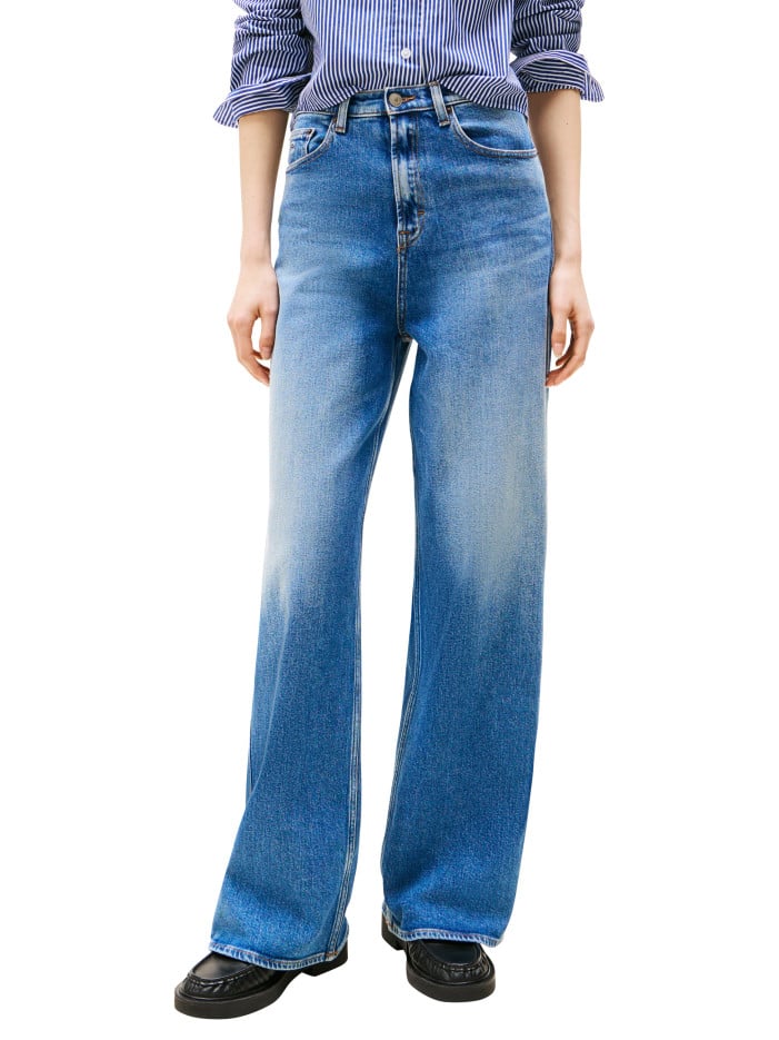 Jean bleu avec une coupe...