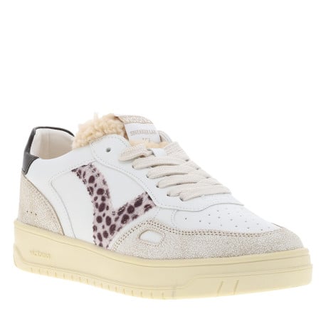 Tennis beiges avec semelle à talon plat et multiples revêtements