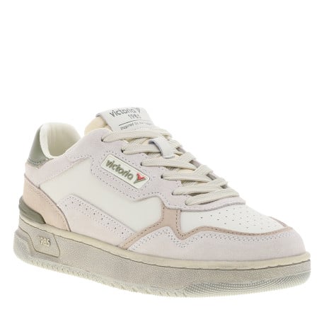 Tennis en cuir beiges avec semelle à talon plat et multiples logos de la marque