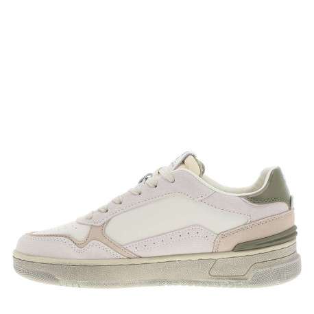 Tennis en cuir beiges avec semelle à talon plat et multiples logos de la marque