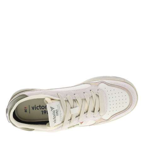 Tennis en cuir beiges avec semelle à talon plat et multiples logos de la marque - Image 4