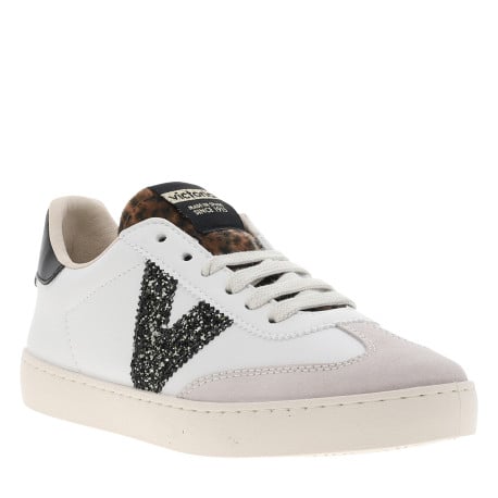 Tennis blanches avec semelle à talon plat et multiples revêtements